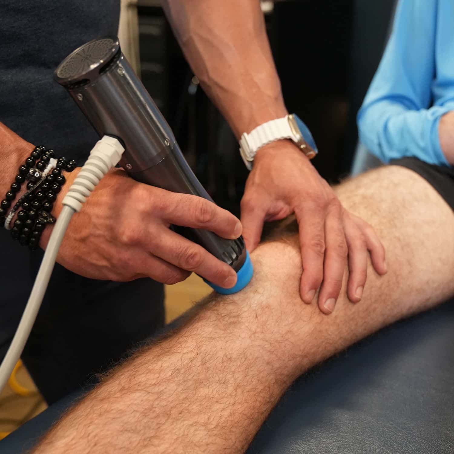 MedRay shockwave therapy applicator treating the knee