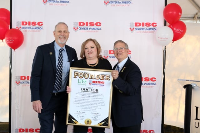 Dr. Faulkenberry receives the Official DISC Centers of America – LIFE University Founders Award